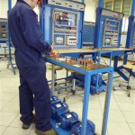 Prova e verifica al banco di un quadro elettrico per il comando di motori