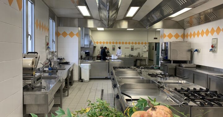 Panoramica della cucina dal pass